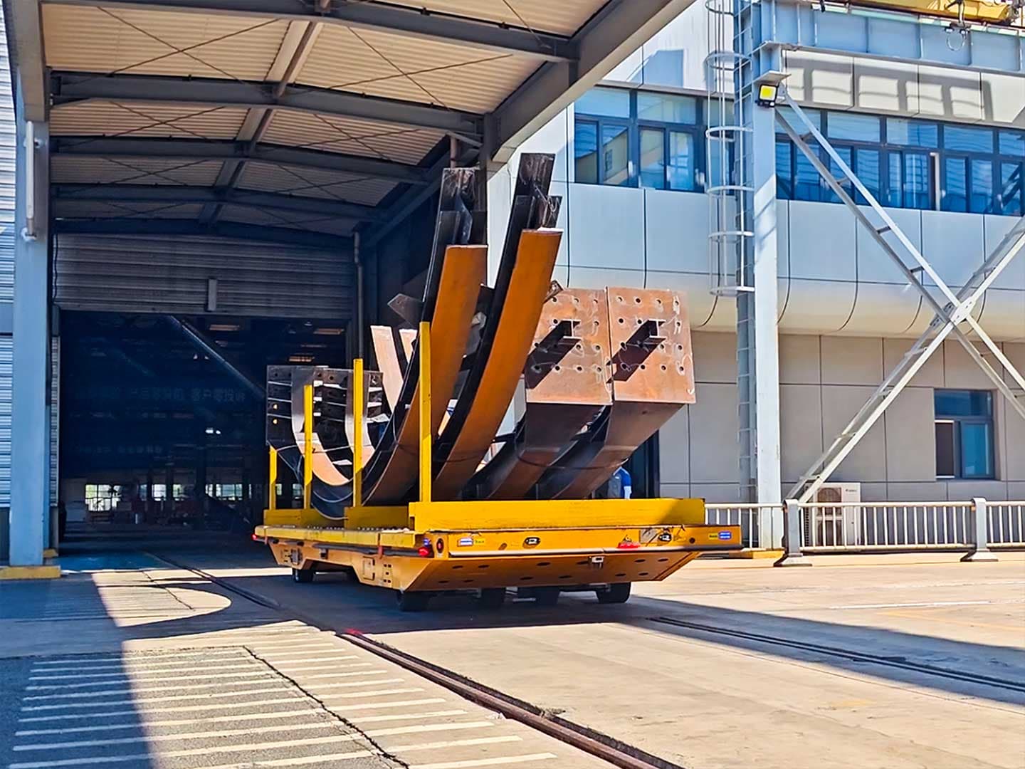  Применение тяжелого AGV грузоподъемностью 10 тонн при транспортировке арматурных прутков-1