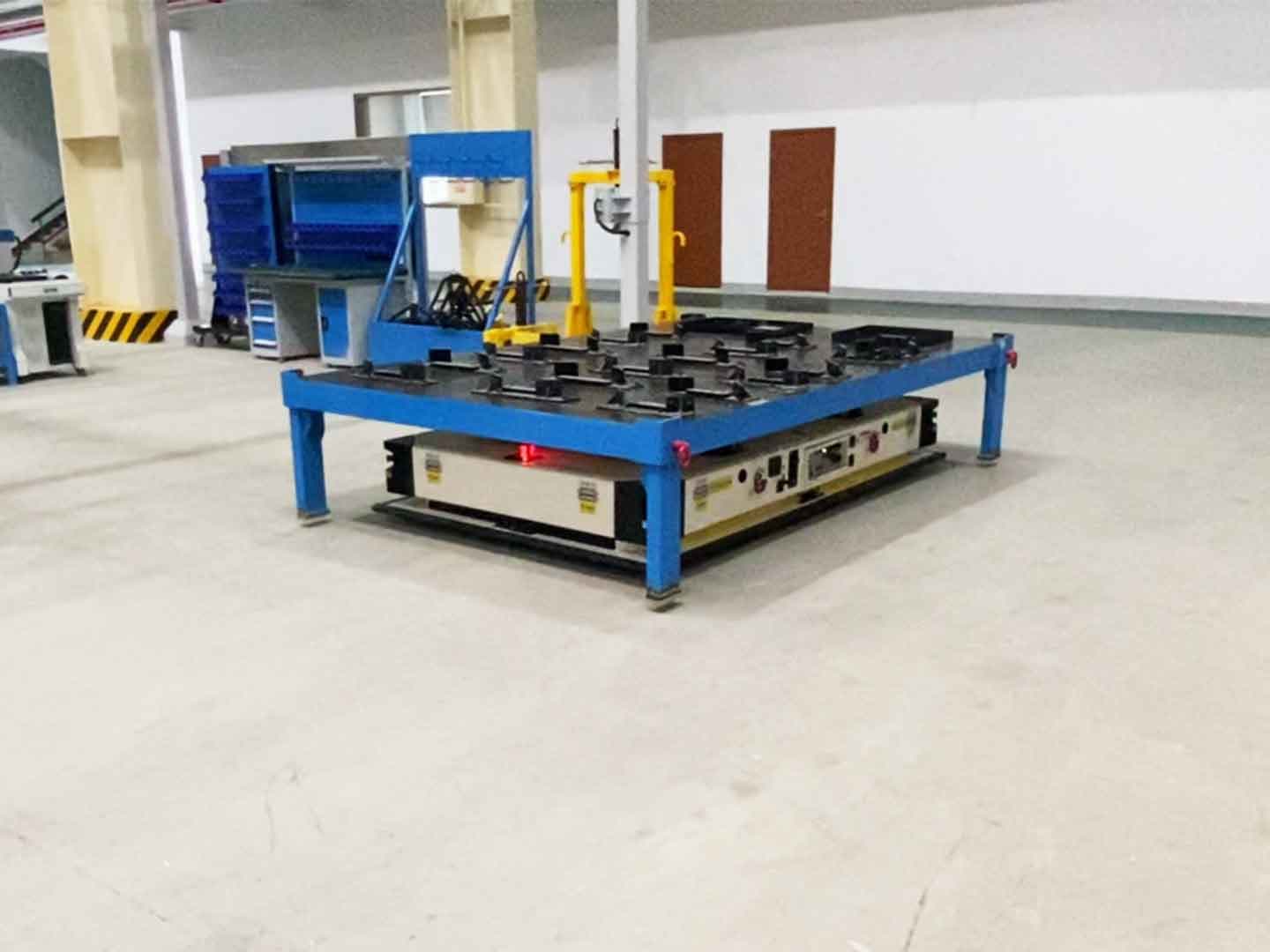 Применение скрытного подъемного тяжелого AGV грузоподъемностью 5 т при автоматизированной транспортировке в основной сборочной зоне цеха-0