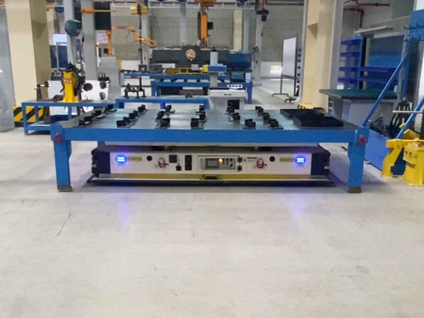 Применение скрытного подъемного тяжелого AGV грузоподъемностью 5 т при автоматизированной транспортировке в основной сборочной зоне цеха-1