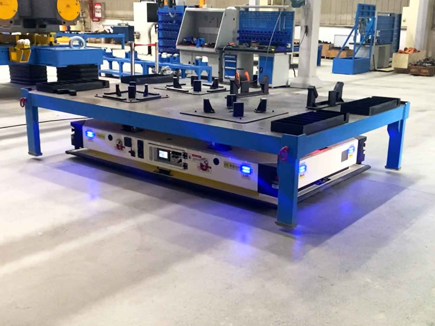 Применение скрытного подъемного тяжелого AGV грузоподъемностью 5 т при автоматизированной транспортировке в основной сборочной зоне цеха-2