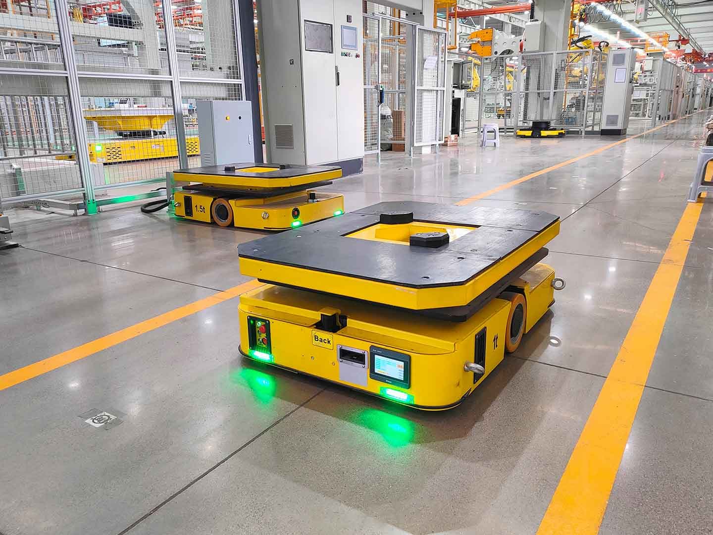 Применение AGV для доставки материалов с магнитной навигацией грузоподъемностью 1 т / 1,5 т при транспортировке материалов-1